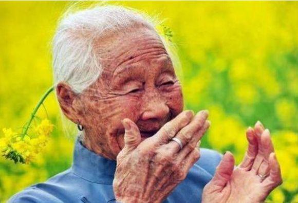 50岁以后的“老人臭”,遭人嫌弃?牢记5妙招,轻松解决