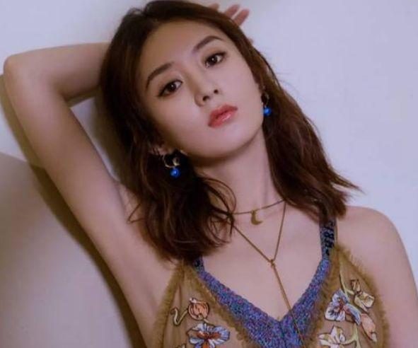 赵丽颖嫁上海小开生子后黑化?杠上同组女艺人却被影业大佬嫌弃