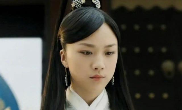 汤唯首次演古装遭"毁脸"!大饼脸肿成土味小笼包,替陈妍希垫底