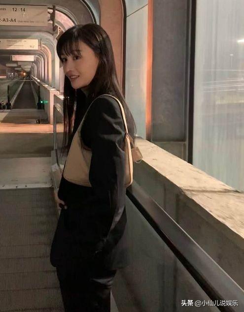 郑爽到联合国失去美颜待遇,被强制“卸妆”的一刻,重新美回18岁