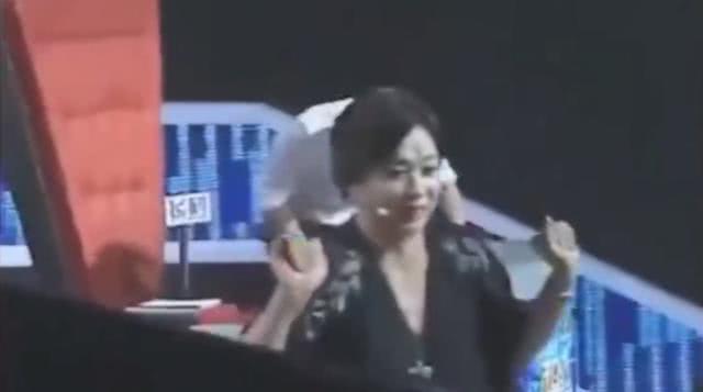 44岁乐嘉近况,沦落街头商演无人问津,曾在节目现场醉酒失控