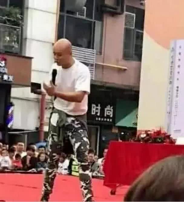 44岁乐嘉近况,沦落街头商演无人问津,曾在节目现场醉酒失控