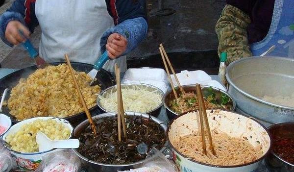 退休大爷卖“土豆丝”,一天200斤土豆不够卖!想吃