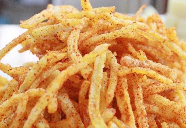 退休大爷卖“土豆丝”,一天200斤土豆不够卖!想吃