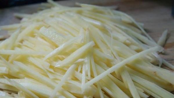 退休大爷卖“土豆丝”,一天200斤土豆不够卖!想吃