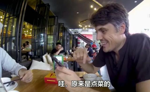 2位老外在中国吃鸭掌,坦言:若不是中餐,自己可能会吃汉堡到死