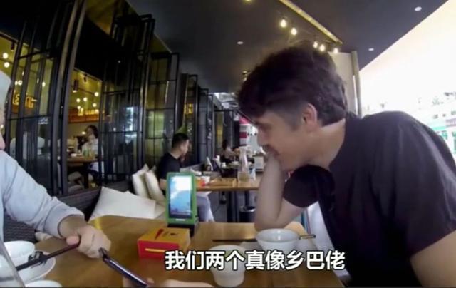 2位老外在中国吃鸭掌,坦言:若不是中餐,自己可能会吃汉堡到死