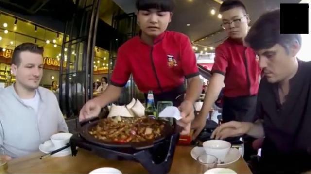 2位老外在中国吃鸭掌,坦言:若不是中餐,自己可能会吃汉堡到死