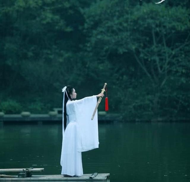 金庸唯一一部没被翻拍的武侠剧,女配太美,至今无人挑战