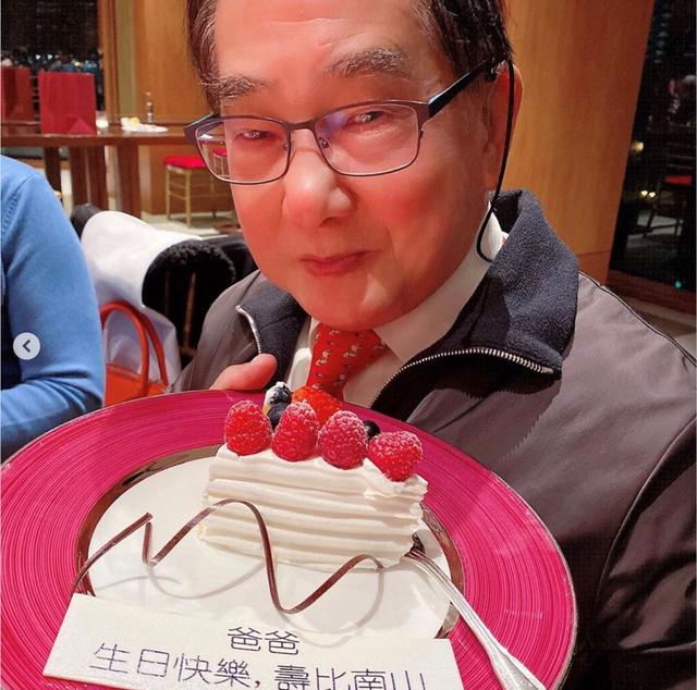 黎姿为82岁父亲庆生,三女儿陪外公切蛋糕太温馨,不见富豪老公
