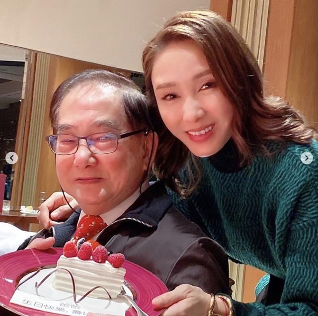 黎姿为82岁父亲庆生,三女儿陪外公切蛋糕太温馨,不见富豪老公