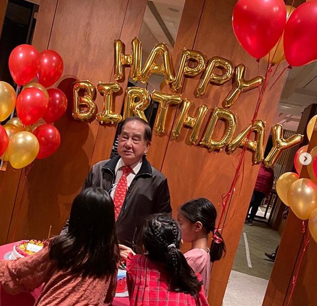 黎姿为82岁父亲庆生,三女儿陪外公切蛋糕太温馨,不见富豪老公