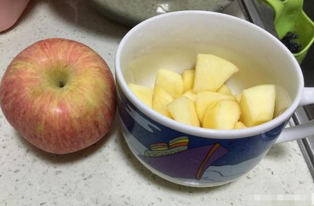 天吃苹果好处多，放进锅里“煮一煮”，比生吃还有营养
