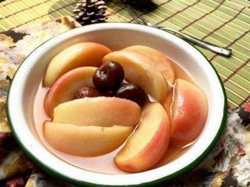 天吃苹果好处多，放进锅里“煮一煮”，比生吃还有营养