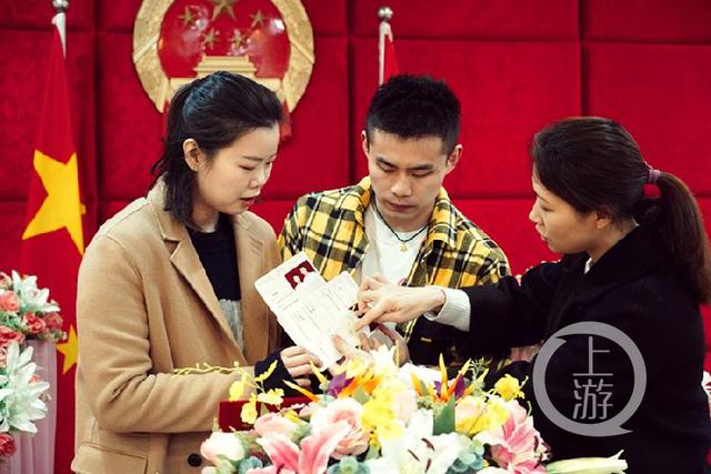 祝福!羽毛球奥运冠军李雪芮回渝领取结婚证
