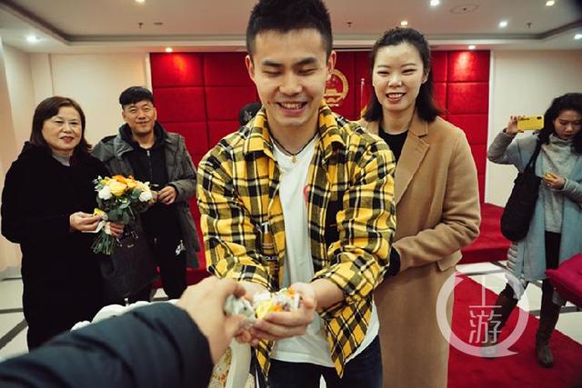 祝福!羽毛球奥运冠军李雪芮回渝领取结婚证