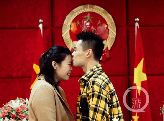 祝福!羽毛球奥运冠军李雪芮回渝领取结婚证