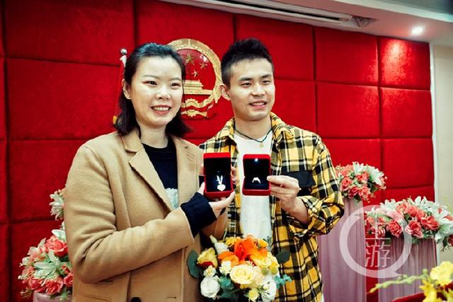 祝福!羽毛球奥运冠军李雪芮回渝领取结婚证