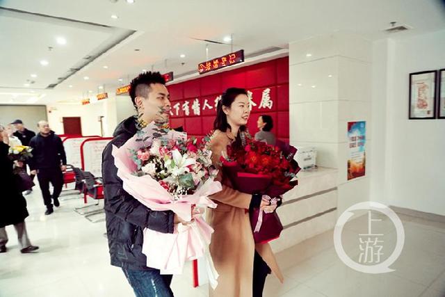 祝福!羽毛球奥运冠军李雪芮回渝领取结婚证