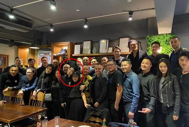 高以翔三七了女友还未离开,穿他卫衣约朋友相聚,她笑着指向天空