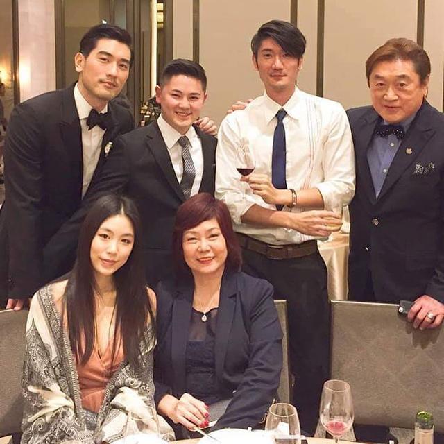 高以翔三七了女友还未离开,穿他卫衣约朋友相聚,她笑着指向天空
