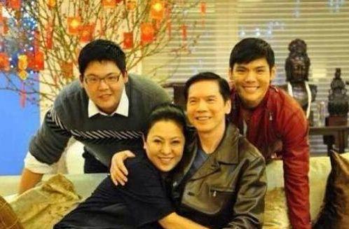 向华强生日与去年盛况差太多,有儿媳为他庆生,小儿子永远没姓名