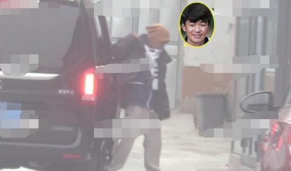 王宝强深夜接儿子游玩,前妻马蓉立刻发文戳穿:八百年才来接一次
