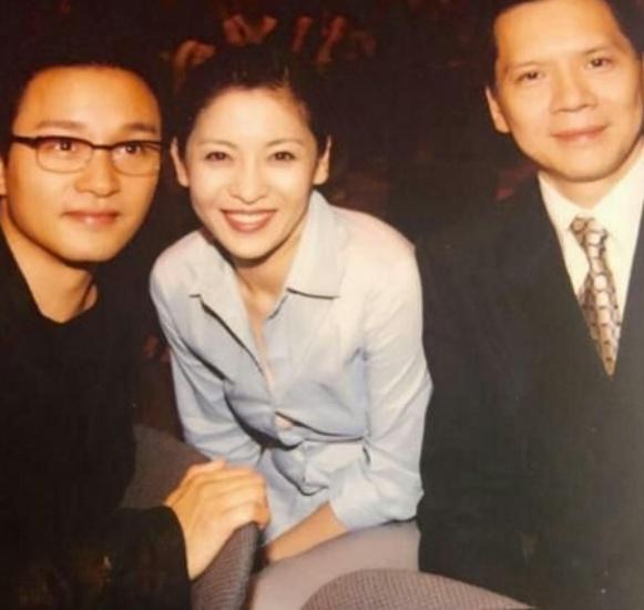 向华强70大寿,众一线大咖西装礼服祝贺,可他是没钱买正装吗?