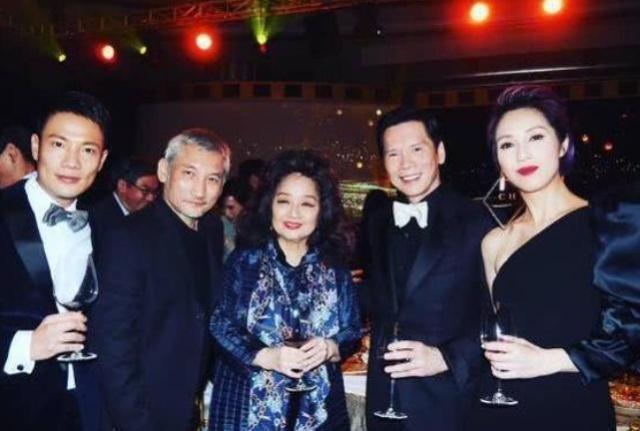向华强70大寿,众一线大咖西装礼服祝贺,可他是没钱买正装吗?