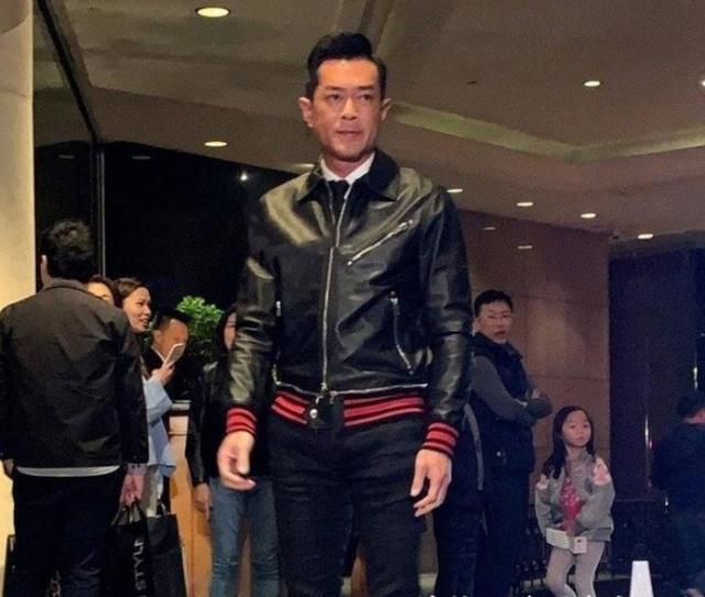 向华强70大寿,众一线大咖西装礼服祝贺,可他是没钱买正装吗?