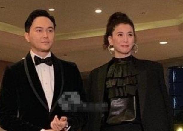 向华强70大寿,众一线大咖西装礼服祝贺,可他是没钱买正装吗?