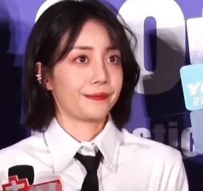 解约一年后,杨幂还是以前的杨幂,但李溪芮却不是原来的李溪芮了