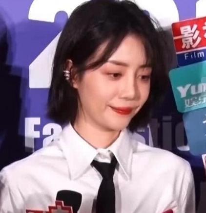 解约一年后,杨幂还是以前的杨幂,但李溪芮却不是原来的李溪芮了