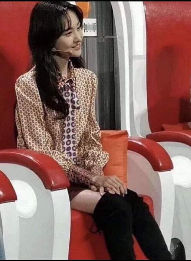郑爽上“直通春晚”放飞自我,镜头下的五官一言难尽?网友:真香