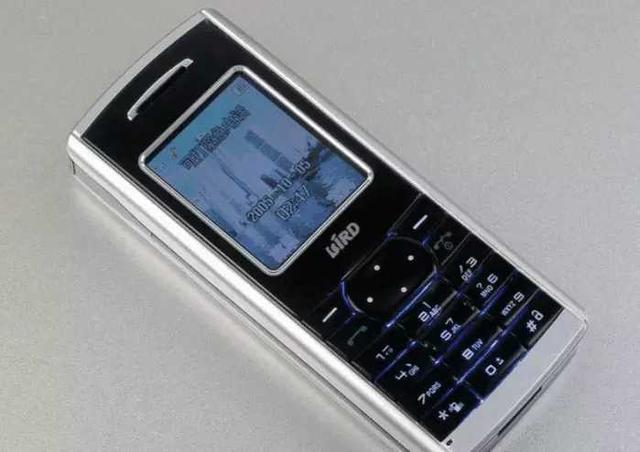 “最早在中国”的5个手机品牌，现都消失了，用过2种的都老了！