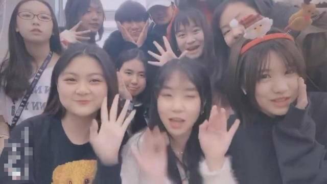章子怡待产中,小苹果和闺蜜提前庆祝圣诞节,颜值出众像葛荟婕