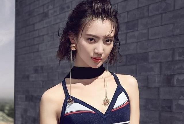 继和邓伦董又霖传恋情后,金晨深夜与张超逛街,工作人员摇头否认