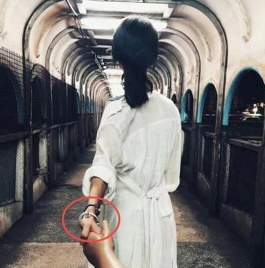 继和邓伦董又霖传恋情后,金晨深夜与张超逛街,工作人员摇头否认