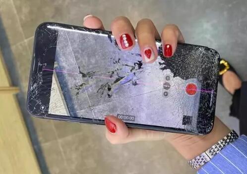 定制最新iPhone：把玻璃换成钛合金+鳄鱼皮，碎屏？可能不存在