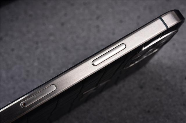 定制最新iPhone：把玻璃换成钛合金+鳄鱼皮，碎屏？可能不存在