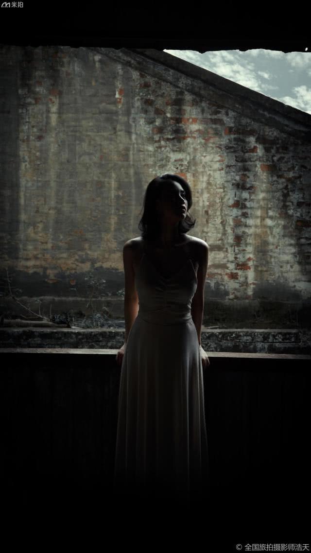 废墟里的白裙少女，用身体表达内心的孤独