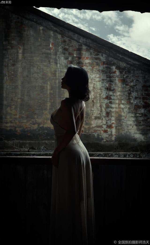废墟里的白裙少女，用身体表达内心的孤独