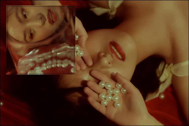 红色背景下，少女的身体仿佛精致的珍珠