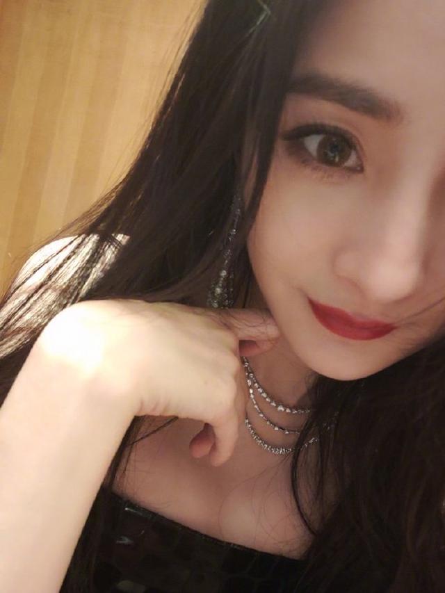 依然不回应!沈腾评论事件之后,杨幂首次更文,开心晒猫咪
