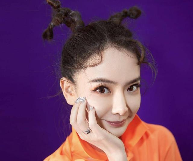 明星们都这样过圣诞节?65岁赵雅芝新造型似少女,杨丞琳最接地气