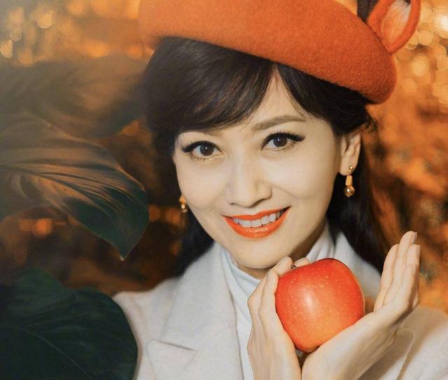 明星们都这样过圣诞节?65岁赵雅芝新造型似少女,杨丞琳最接地气