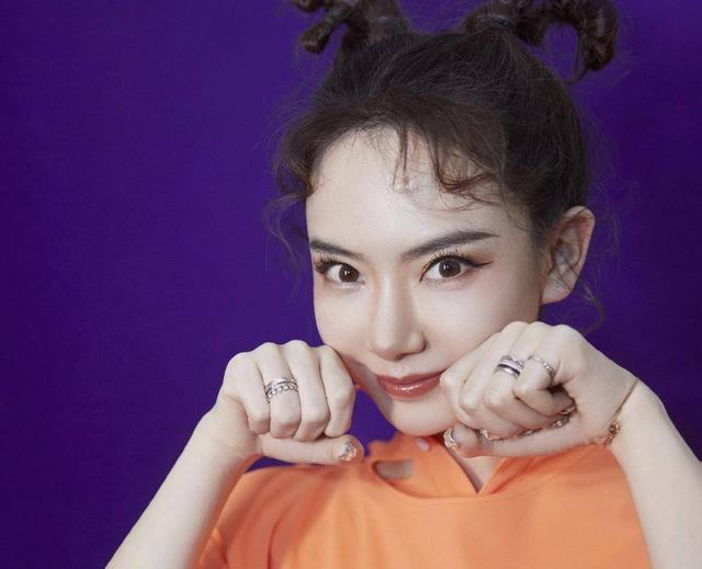 明星们都这样过圣诞节?65岁赵雅芝新造型似少女,杨丞琳最接地气