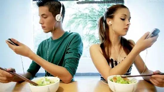 吃饭的时候习惯很重要,但是很多人吃饭时候的习惯都是错误的