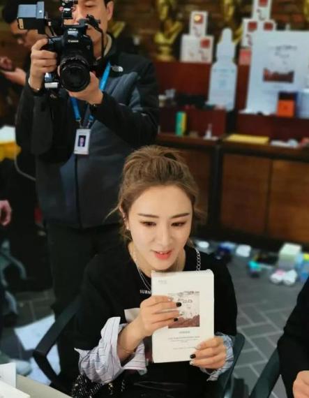 张翰现身薇娅的直播间,被八卦:你女朋友卸妆后是什么样的?