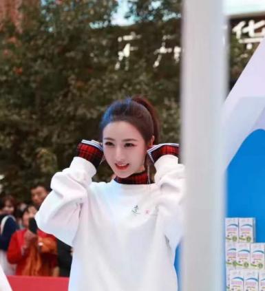 张翰现身薇娅的直播间,被八卦:你女朋友卸妆后是什么样的?